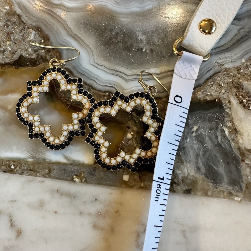 3017 Chic Black and Gold Quatrefoil Earrings - Picture 4 of 6